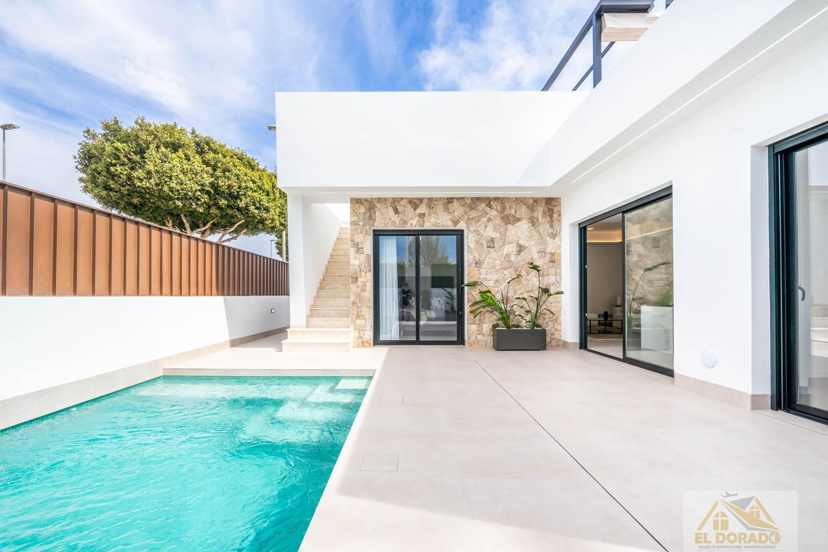 Modern spanyol villa medencés udvara